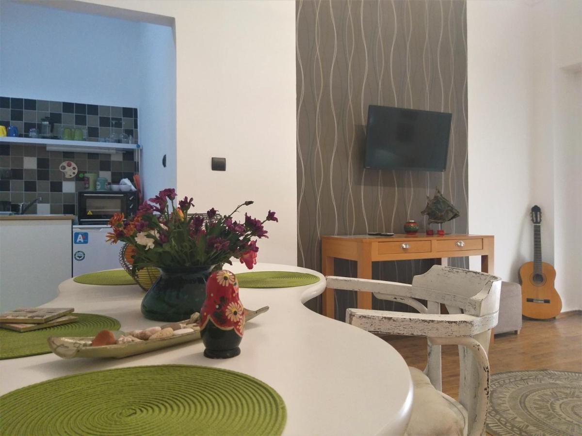Apartment Square *